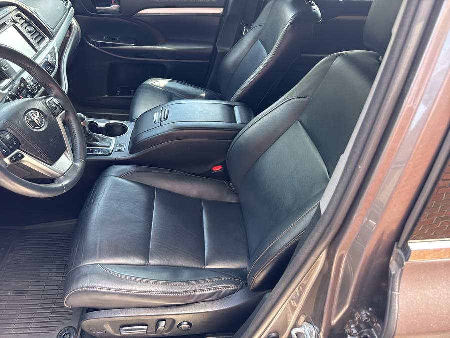 2016 Toyota Highlander AWD 4dr V6 XLE, available for sale in Waterbury, Connecticut | National Auto Brokers, Inc.. Waterbury, Connecticut 2016 Toyota Highlander AWD 4dr V6 XLE, available for sale in Waterbury, Connecticut | National Auto Brokers, Inc.. Waterbury, Connecticut