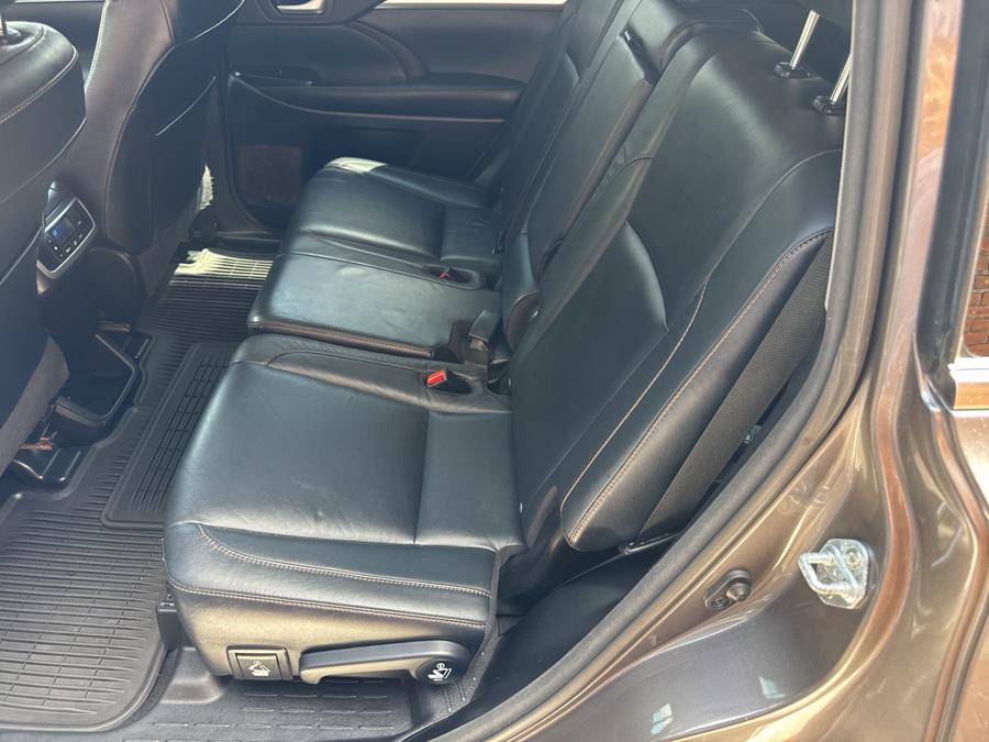 2016 Toyota Highlander AWD 4dr V6 XLE, available for sale in Waterbury, Connecticut | National Auto Brokers, Inc.. Waterbury, Connecticut 2016 Toyota Highlander AWD 4dr V6 XLE, available for sale in Waterbury, Connecticut | National Auto Brokers, Inc.. Waterbury, Connecticut