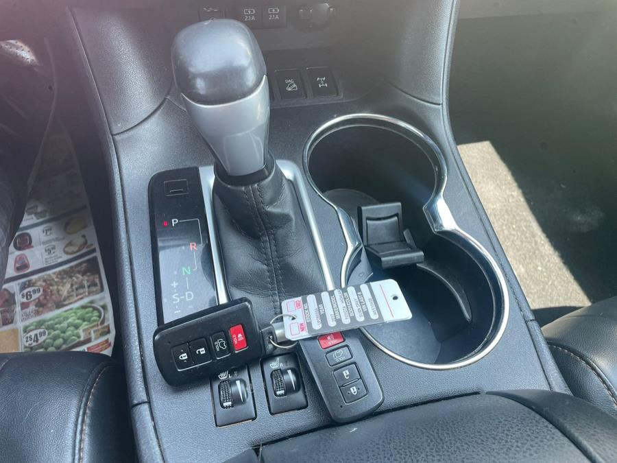 2017 Toyota Highlander XLE V6 AWD (Natl), available for sale in Worcester, Massachusetts | Sophia's Auto Sales Inc. Worcester, Massachusetts 2017 Toyota Highlander XLE V6 AWD (Natl), available for sale in Worcester, Massachusetts | Sophia's Auto Sales Inc. Worcester, Massachusetts