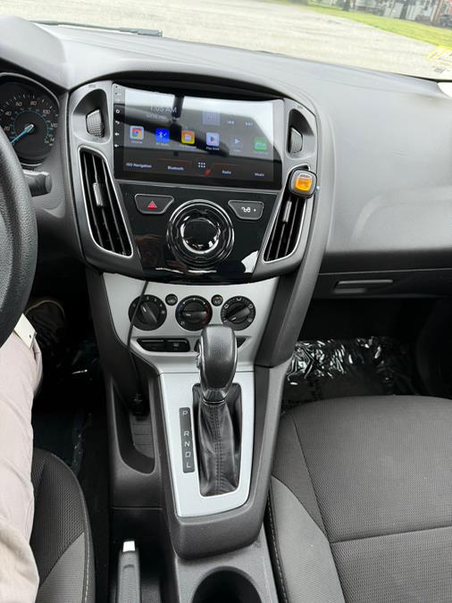 2013 Ford Focus 4dr Sdn SE, available for sale in Springfield, Massachusetts | Auto Globe LLC. Springfield, Massachusetts 2013 Ford Focus 4dr Sdn SE, available for sale in Springfield, Massachusetts | Auto Globe LLC. Springfield, Massachusetts