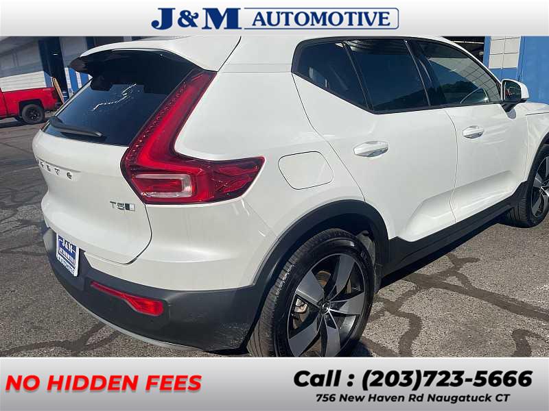 2022 Volvo XC40 Momentum photo 3