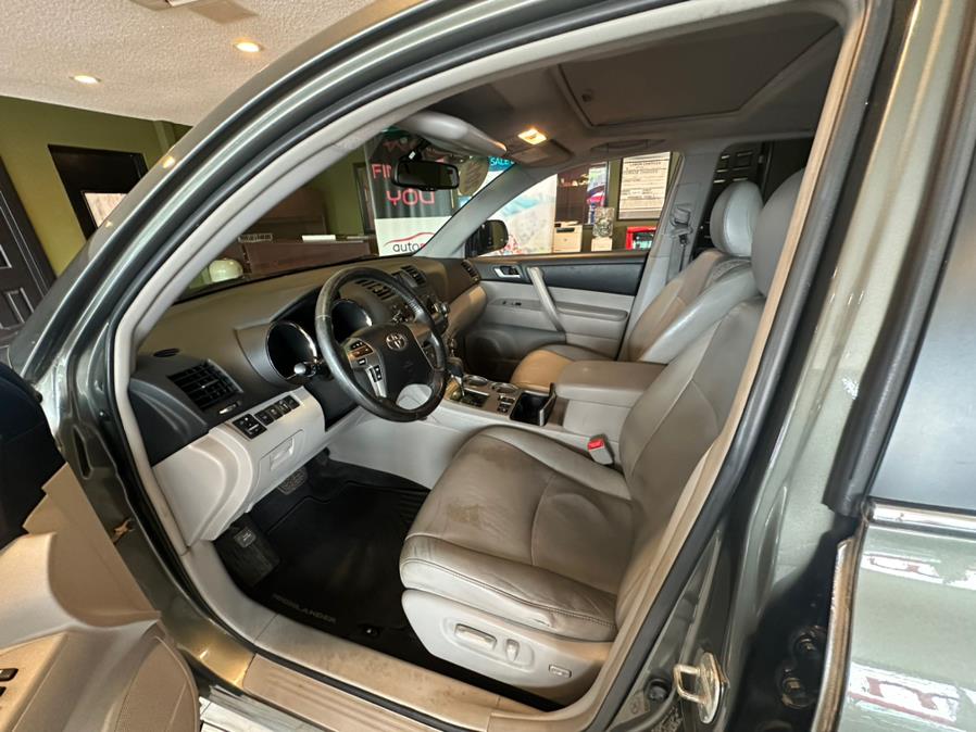2012 Toyota Highlander 4WD 4dr V6 SE (Natl), available for sale in West Hartford, Connecticut | AutoMax. West Hartford, Connecticut 2012 Toyota Highlander 4WD 4dr V6 SE (Natl), available for sale in West Hartford, Connecticut | AutoMax. West Hartford, Connecticut
