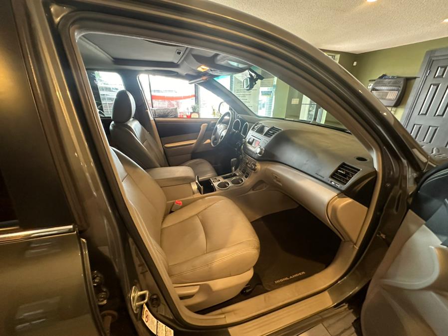 2012 Toyota Highlander 4WD 4dr V6 SE (Natl), available for sale in West Hartford, Connecticut | AutoMax. West Hartford, Connecticut 2012 Toyota Highlander 4WD 4dr V6 SE (Natl), available for sale in West Hartford, Connecticut | AutoMax. West Hartford, Connecticut