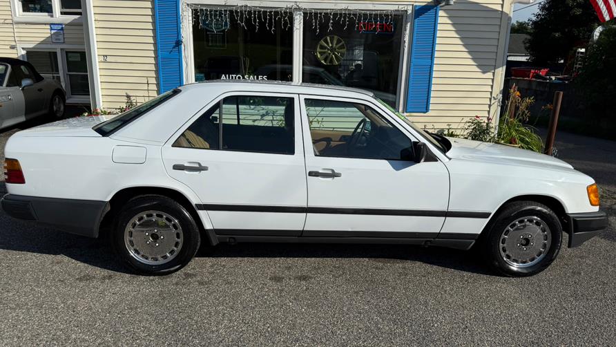 1986 Mercedes-Benz 300 Series 4dr Sedan 300E, available for sale in New Milford, Connecticut | Faustos Auto Body and Repairs LLC. New Milford, Connecticut 1986 Mercedes-Benz 300 Series 4dr Sedan 300E, available for sale in New Milford, Connecticut | Faustos Auto Body and Repairs LLC. New Milford, Connecticut