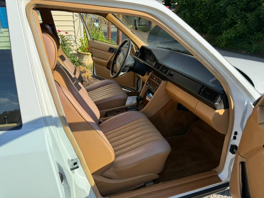 1986 Mercedes-Benz 300 Series 4dr Sedan 300E, available for sale in New Milford, Connecticut | Faustos Auto Body and Repairs LLC. New Milford, Connecticut 1986 Mercedes-Benz 300 Series 4dr Sedan 300E, available for sale in New Milford, Connecticut | Faustos Auto Body and Repairs LLC. New Milford, Connecticut