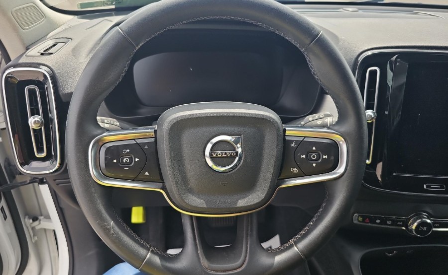2022 Volvo XC40 T4 FWD Momentum, available for sale in Fort Myers, Florida | Carlux Fort Myers. Fort Myers, Florida 2022 Volvo XC40 T4 FWD Momentum, available for sale in Fort Myers, Florida | Carlux Fort Myers. Fort Myers, Florida