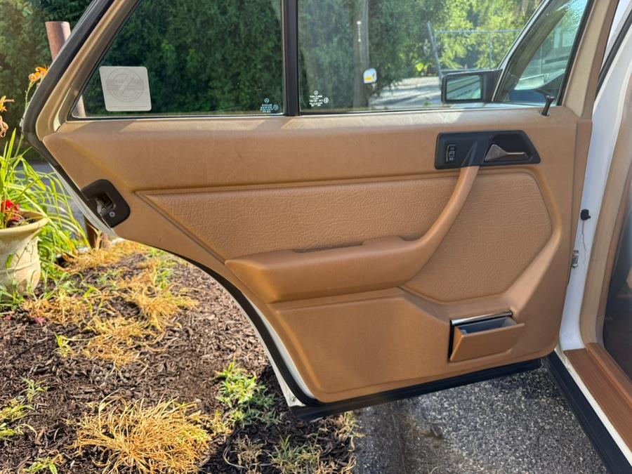 1986 Mercedes-Benz 300 Series 4dr Sedan 300E, available for sale in New Milford, Connecticut | New Milford Auto Sales. New Milford, Connecticut 1986 Mercedes-Benz 300 Series 4dr Sedan 300E, available for sale in New Milford, Connecticut | New Milford Auto Sales. New Milford, Connecticut