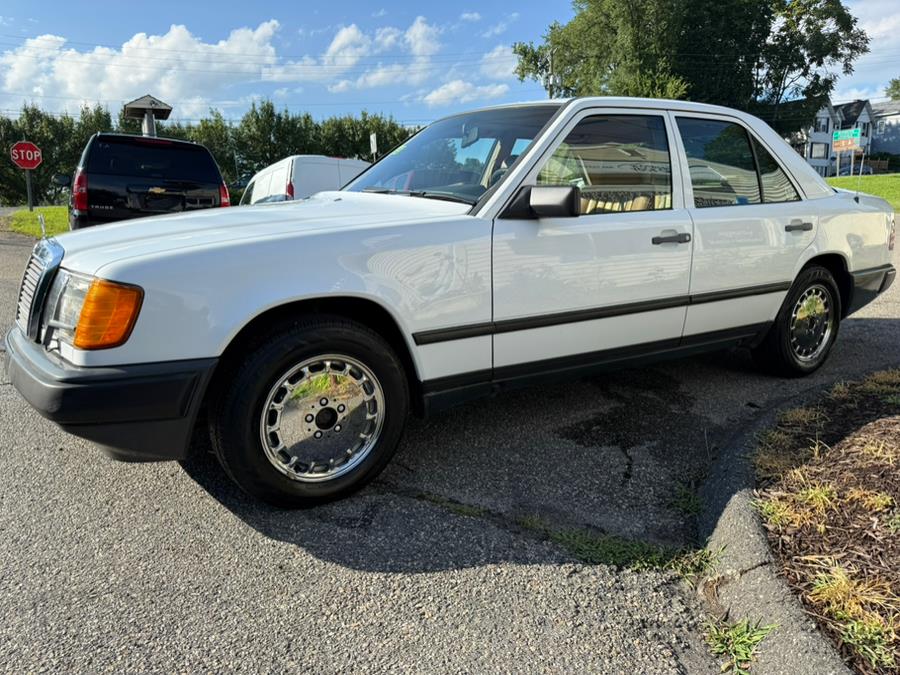 1986 Mercedes-Benz 300 Series 4dr Sedan 300E, available for sale in New Milford, Connecticut | New Milford Auto Sales. New Milford, Connecticut 1986 Mercedes-Benz 300 Series 4dr Sedan 300E, available for sale in New Milford, Connecticut | New Milford Auto Sales. New Milford, Connecticut