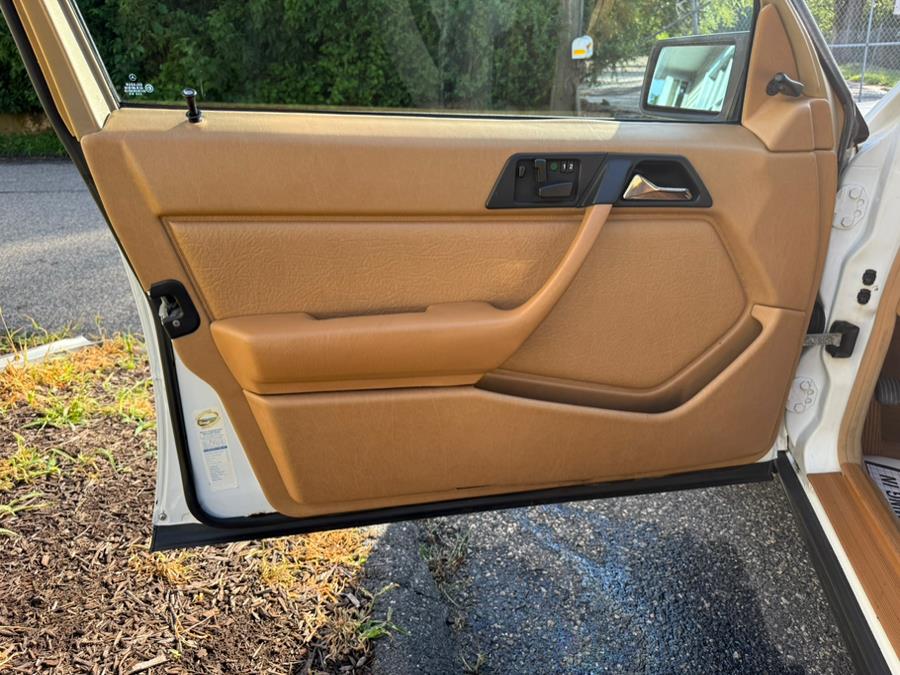 1986 Mercedes-Benz 300 Series 4dr Sedan 300E, available for sale in New Milford, Connecticut | New Milford Auto Sales. New Milford, Connecticut 1986 Mercedes-Benz 300 Series 4dr Sedan 300E, available for sale in New Milford, Connecticut | New Milford Auto Sales. New Milford, Connecticut