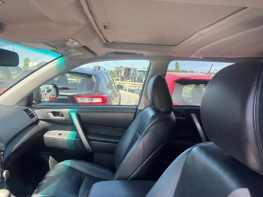 2013 Toyota Highlander 4WD 4dr V6 SE (Natl), available for sale in Raynham, Massachusetts | J & A Auto Center. Raynham, Massachusetts 2013 Toyota Highlander 4WD 4dr V6 SE (Natl), available for sale in Raynham, Massachusetts | J & A Auto Center. Raynham, Massachusetts