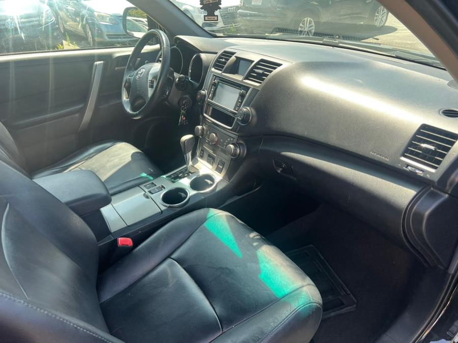 2013 Toyota Highlander 4WD 4dr V6 SE (Natl), available for sale in Raynham, Massachusetts | J & A Auto Center. Raynham, Massachusetts 2013 Toyota Highlander 4WD 4dr V6 SE (Natl), available for sale in Raynham, Massachusetts | J & A Auto Center. Raynham, Massachusetts