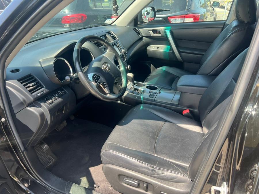 2013 Toyota Highlander 4WD 4dr V6 SE (Natl), available for sale in Raynham, Massachusetts | J & A Auto Center. Raynham, Massachusetts 2013 Toyota Highlander 4WD 4dr V6 SE (Natl), available for sale in Raynham, Massachusetts | J & A Auto Center. Raynham, Massachusetts