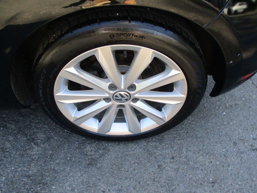 2014 Volkswagen Golf 4dr HB DSG TDI w/Sunroof & Nav, available for sale in Meriden, Connecticut | Cos Central Auto. Meriden, Connecticut 2014 Volkswagen Golf 4dr HB DSG TDI w/Sunroof & Nav, available for sale in Meriden, Connecticut | Cos Central Auto. Meriden, Connecticut