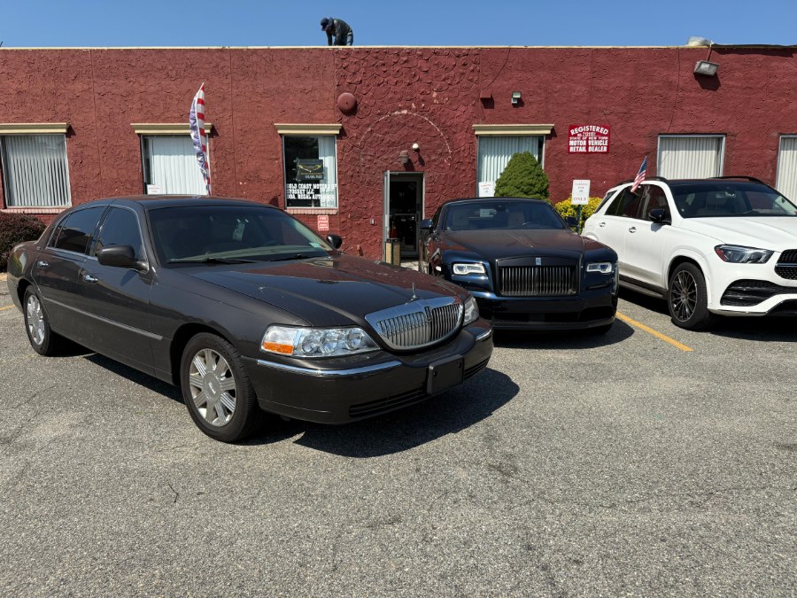 2005 Lincoln Town Car 4dr Sdn Signature Limited, available for sale in Hicksville, New York | REGAL AUTOHAUS Auto Service and Sales. Hicksville, New York 2005 Lincoln Town Car 4dr Sdn Signature Limited, available for sale in Hicksville, New York | REGAL AUTOHAUS Auto Service and Sales. Hicksville, New York