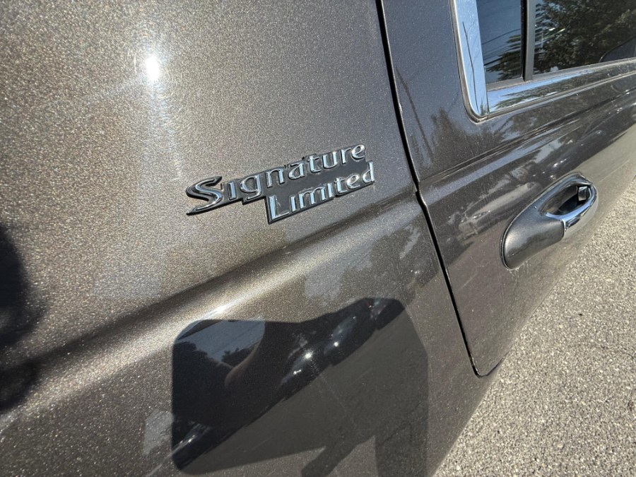 2005 Lincoln Town Car 4dr Sdn Signature Limited, available for sale in Hicksville, New York | REGAL AUTOHAUS Auto Service and Sales. Hicksville, New York 2005 Lincoln Town Car 4dr Sdn Signature Limited, available for sale in Hicksville, New York | REGAL AUTOHAUS Auto Service and Sales. Hicksville, New York