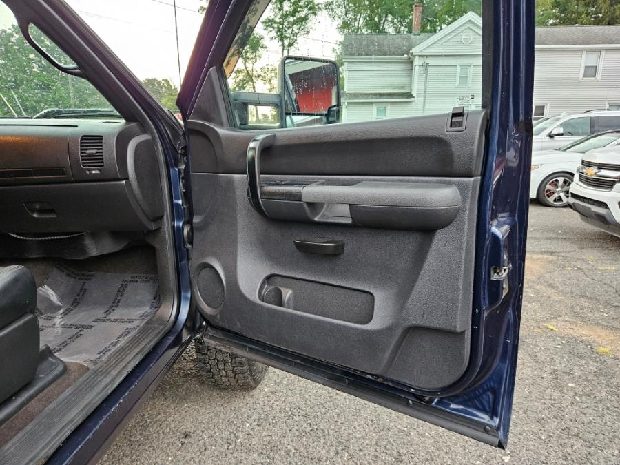 2009 GMC Sierra 2500HD 4WD 6.6 Duramax Diesel Crew Cab 153" SLE, available for sale in East Windsor, Connecticut | Toro Auto. East Windsor, Connecticut 2009 GMC Sierra 2500HD 4WD 6.6 Duramax Diesel Crew Cab 153" SLE, available for sale in East Windsor, Connecticut | Toro Auto. East Windsor, Connecticut
