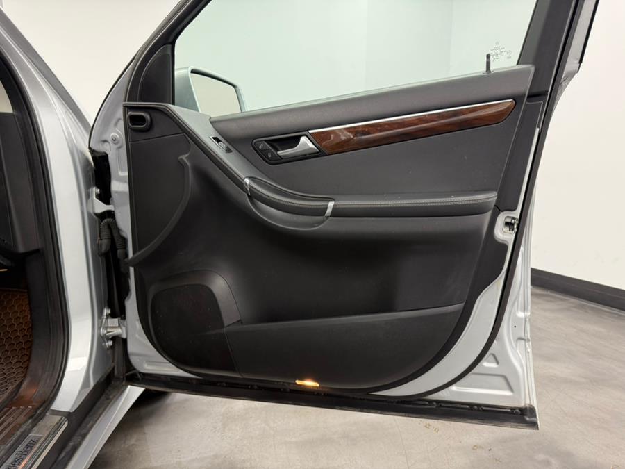 2011 Mercedes-Benz R-Class 4MATIC 4dr R350, available for sale in Elizabeth, New Jersey | M Auto Group. Elizabeth, New Jersey 2011 Mercedes-Benz R-Class 4MATIC 4dr R350, available for sale in Elizabeth, New Jersey | M Auto Group. Elizabeth, New Jersey