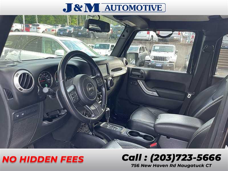 2015 Jeep Wrangler Unlimited Rubicon photo 2