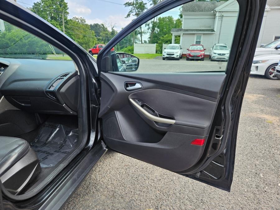 2012 Ford Focus 4dr Sdn SEL Leather & Sunroof, available for sale in East Windsor, Connecticut | Toro Auto. East Windsor, Connecticut 2012 Ford Focus 4dr Sdn SEL Leather & Sunroof, available for sale in East Windsor, Connecticut | Toro Auto. East Windsor, Connecticut