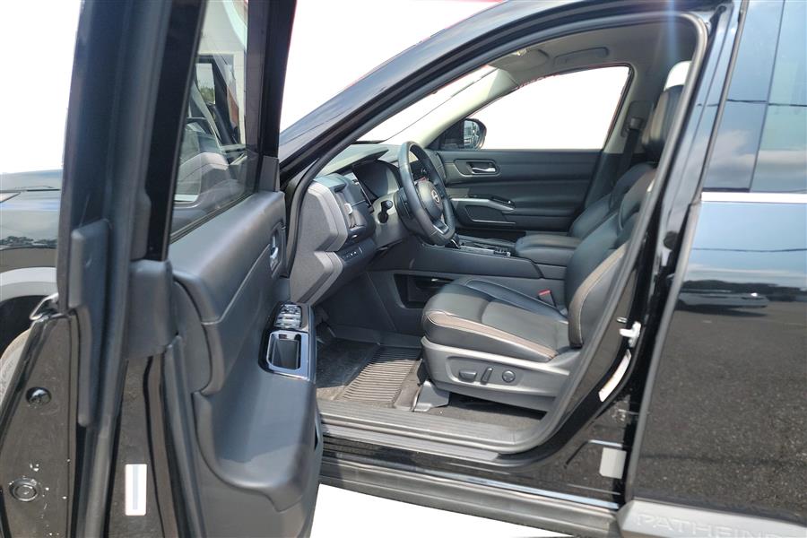 2023 Nissan Pathfinder SL photo 9