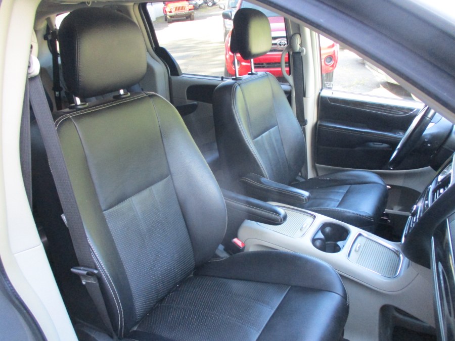 2015 Chrysler Town & Country 4dr Wgn Touring-L, available for sale in Meriden, Connecticut | Cos Central Auto. Meriden, Connecticut 2015 Chrysler Town & Country 4dr Wgn Touring-L, available for sale in Meriden, Connecticut | Cos Central Auto. Meriden, Connecticut