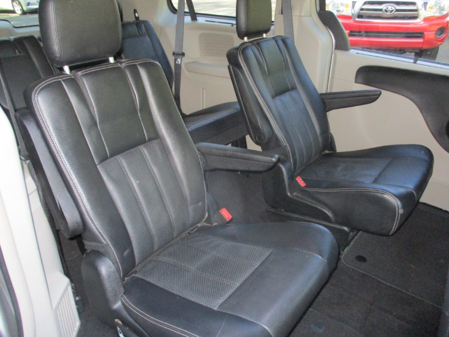 2015 Chrysler Town & Country 4dr Wgn Touring-L, available for sale in Meriden, Connecticut | Cos Central Auto. Meriden, Connecticut 2015 Chrysler Town & Country 4dr Wgn Touring-L, available for sale in Meriden, Connecticut | Cos Central Auto. Meriden, Connecticut