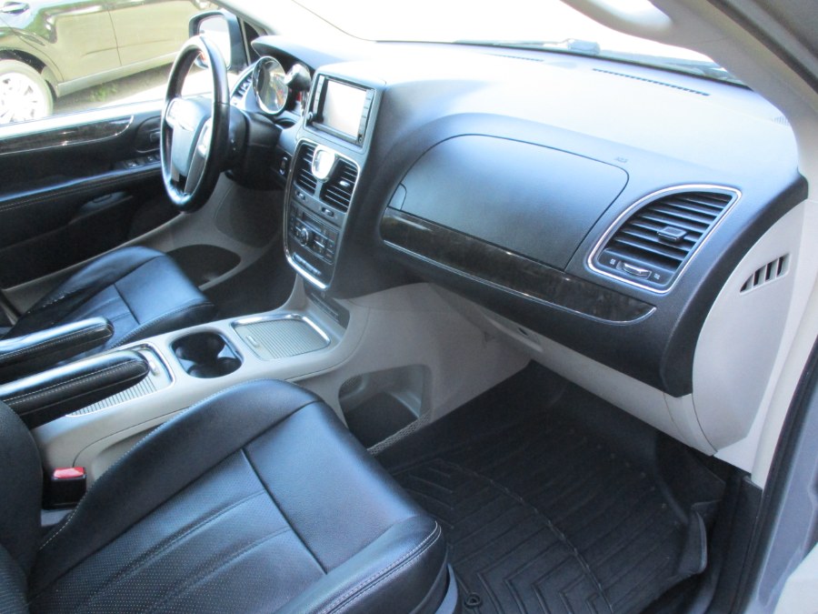 2015 Chrysler Town & Country 4dr Wgn Touring-L, available for sale in Meriden, Connecticut | Cos Central Auto. Meriden, Connecticut 2015 Chrysler Town & Country 4dr Wgn Touring-L, available for sale in Meriden, Connecticut | Cos Central Auto. Meriden, Connecticut