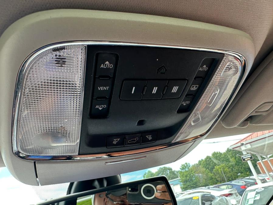 2013 Jeep Grand Cherokee 4WD 4dr Overland, available for sale in South Windsor, Connecticut | Mike And Tony Auto Sales, Inc. South Windsor, Connecticut 2013 Jeep Grand Cherokee 4WD 4dr Overland, available for sale in South Windsor, Connecticut | Mike And Tony Auto Sales, Inc. South Windsor, Connecticut