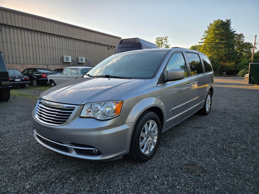 2015 Chrysler Town & Country 4dr Wgn Touring, available for sale in Bristol, Connecticut | Dealmax Motors LLC. Bristol, Connecticut