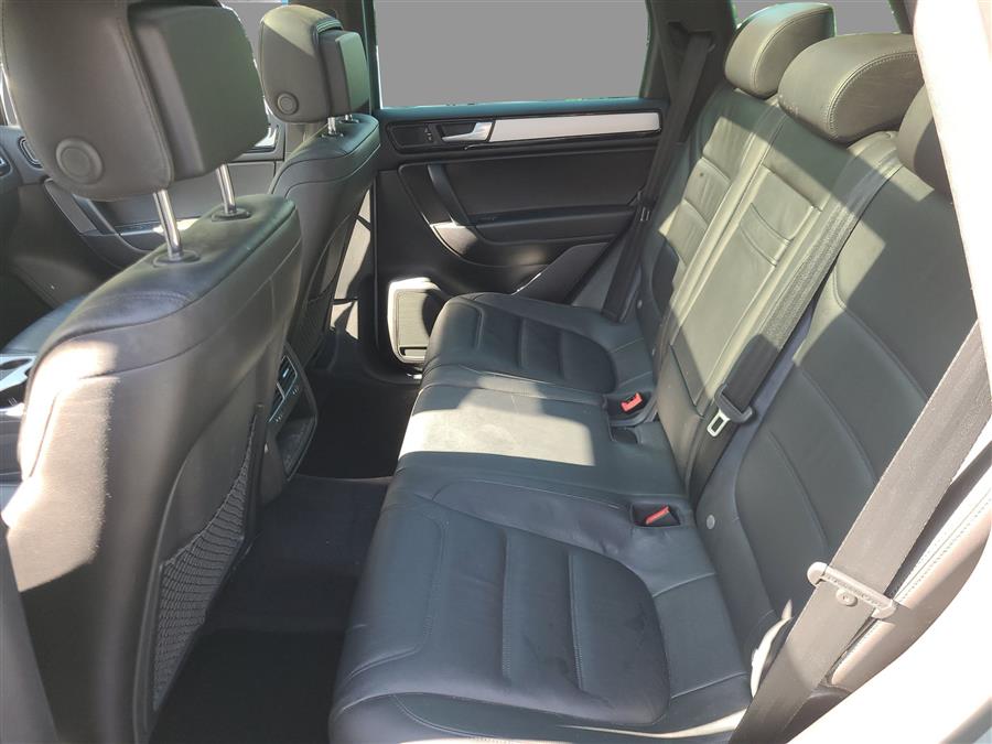 2014 Volkswagen Touareg 4dr 3.6L R-Line, available for sale in Canton, Connecticut | Lava Motors. Canton, Connecticut 2014 Volkswagen Touareg 4dr 3.6L R-Line, available for sale in Canton, Connecticut | Lava Motors. Canton, Connecticut