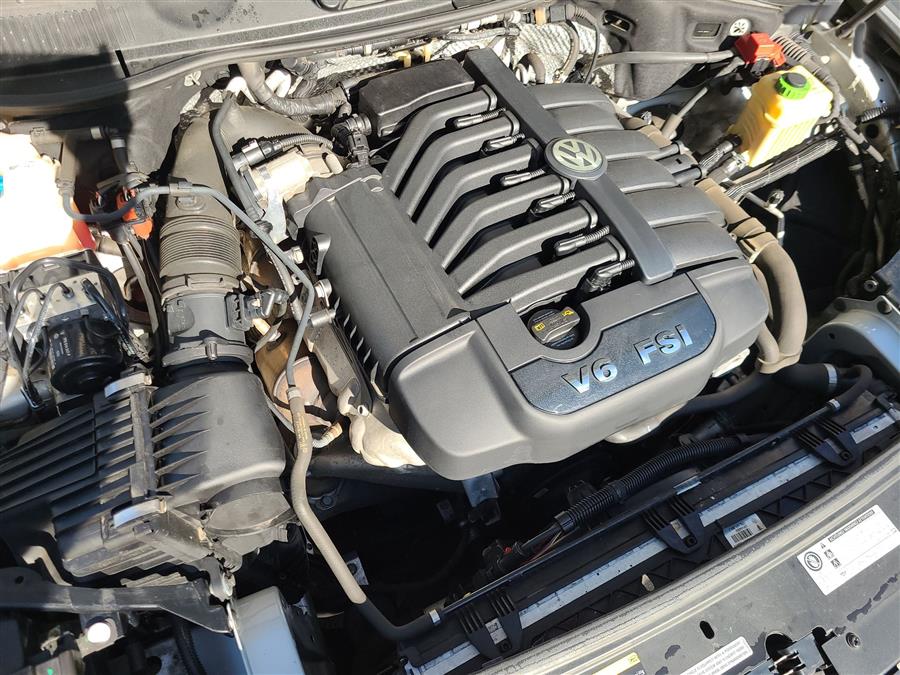 2014 Volkswagen Touareg 4dr 3.6L R-Line, available for sale in Canton, Connecticut | Lava Motors. Canton, Connecticut 2014 Volkswagen Touareg 4dr 3.6L R-Line, available for sale in Canton, Connecticut | Lava Motors. Canton, Connecticut