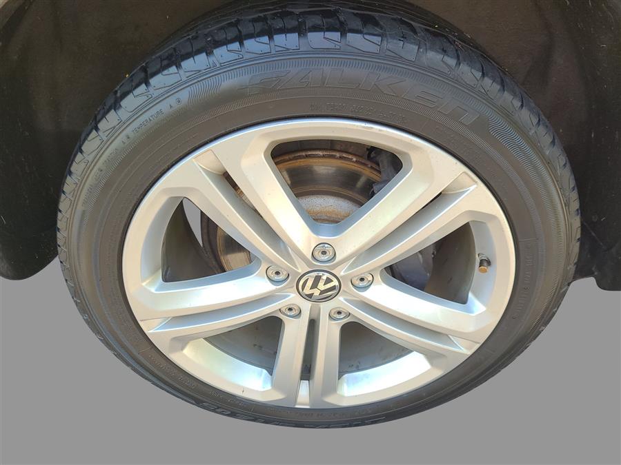 2014 Volkswagen Touareg 4dr 3.6L R-Line, available for sale in Canton, Connecticut | Lava Motors. Canton, Connecticut 2014 Volkswagen Touareg 4dr 3.6L R-Line, available for sale in Canton, Connecticut | Lava Motors. Canton, Connecticut