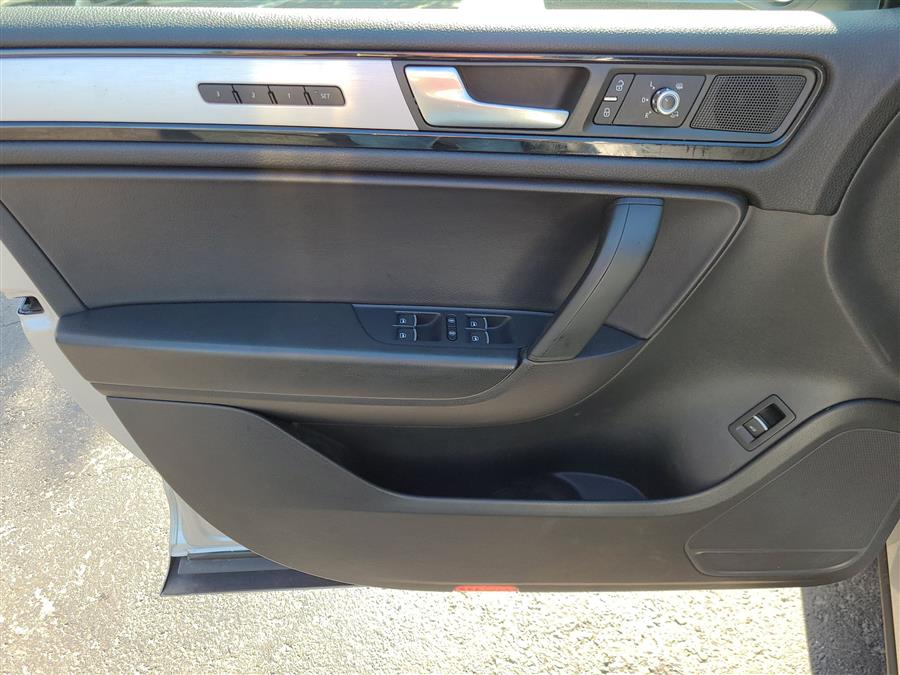 2014 Volkswagen Touareg 4dr 3.6L R-Line, available for sale in Canton, Connecticut | Lava Motors. Canton, Connecticut 2014 Volkswagen Touareg 4dr 3.6L R-Line, available for sale in Canton, Connecticut | Lava Motors. Canton, Connecticut