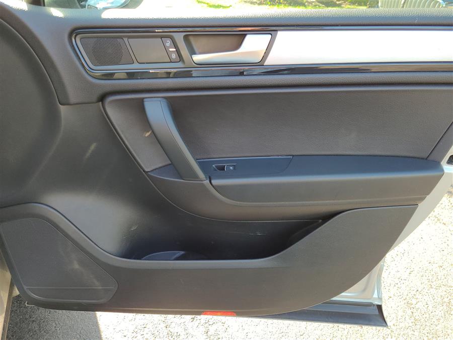 2014 Volkswagen Touareg 4dr 3.6L R-Line, available for sale in Canton, Connecticut | Lava Motors. Canton, Connecticut 2014 Volkswagen Touareg 4dr 3.6L R-Line, available for sale in Canton, Connecticut | Lava Motors. Canton, Connecticut