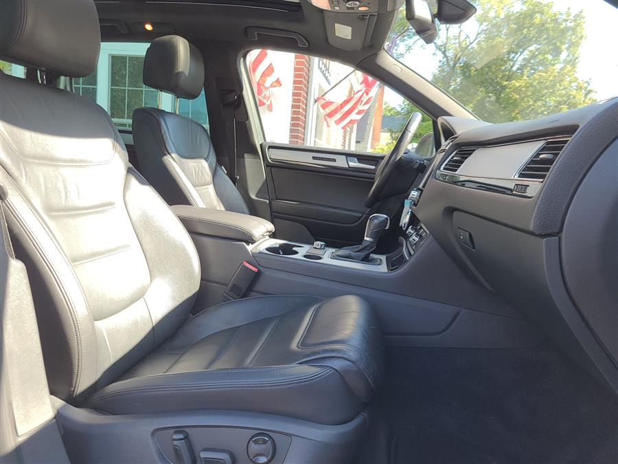 2014 Volkswagen Touareg 4dr 3.6L R-Line, available for sale in Canton, Connecticut | Lava Motors. Canton, Connecticut 2014 Volkswagen Touareg 4dr 3.6L R-Line, available for sale in Canton, Connecticut | Lava Motors. Canton, Connecticut
