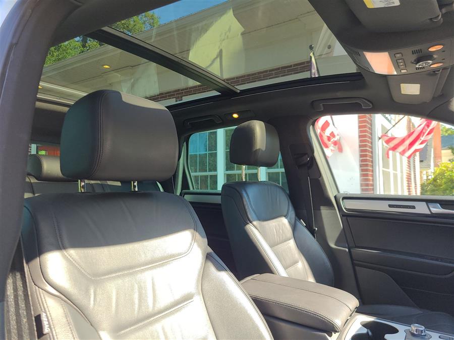 2014 Volkswagen Touareg 4dr 3.6L R-Line, available for sale in Canton, Connecticut | Lava Motors. Canton, Connecticut 2014 Volkswagen Touareg 4dr 3.6L R-Line, available for sale in Canton, Connecticut | Lava Motors. Canton, Connecticut
