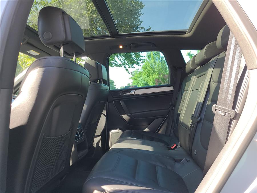 2014 Volkswagen Touareg 4dr 3.6L R-Line, available for sale in Canton, Connecticut | Lava Motors. Canton, Connecticut 2014 Volkswagen Touareg 4dr 3.6L R-Line, available for sale in Canton, Connecticut | Lava Motors. Canton, Connecticut