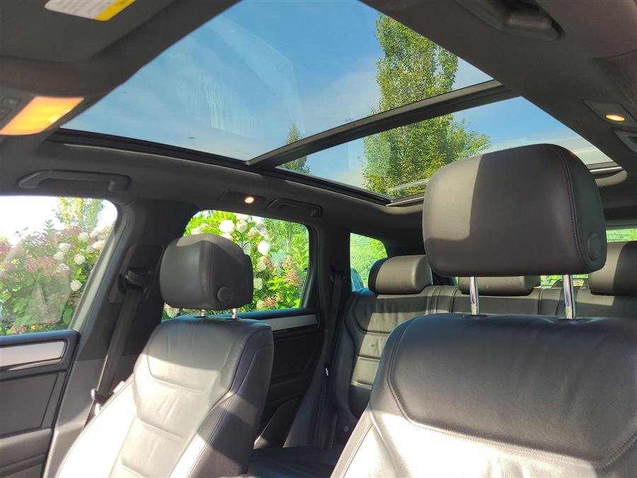 2014 Volkswagen Touareg 4dr 3.6L R-Line, available for sale in Canton, Connecticut | Lava Motors. Canton, Connecticut 2014 Volkswagen Touareg 4dr 3.6L R-Line, available for sale in Canton, Connecticut | Lava Motors. Canton, Connecticut