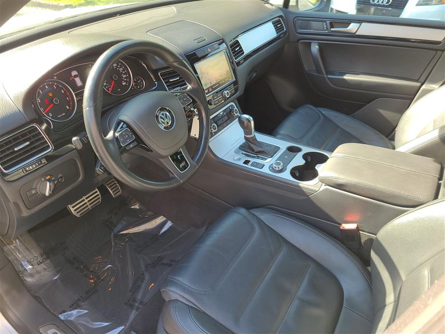 2014 Volkswagen Touareg 4dr 3.6L R-Line, available for sale in Canton, Connecticut | Lava Motors. Canton, Connecticut 2014 Volkswagen Touareg 4dr 3.6L R-Line, available for sale in Canton, Connecticut | Lava Motors. Canton, Connecticut