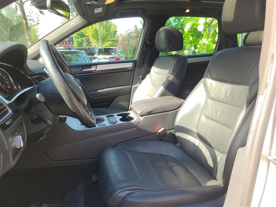 2014 Volkswagen Touareg 4dr 3.6L R-Line, available for sale in Canton, Connecticut | Lava Motors. Canton, Connecticut 2014 Volkswagen Touareg 4dr 3.6L R-Line, available for sale in Canton, Connecticut | Lava Motors. Canton, Connecticut