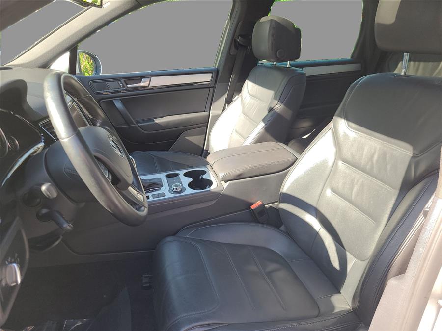 2014 Volkswagen Touareg 4dr 3.6L R-Line, available for sale in Canton, Connecticut | Lava Motors. Canton, Connecticut 2014 Volkswagen Touareg 4dr 3.6L R-Line, available for sale in Canton, Connecticut | Lava Motors. Canton, Connecticut