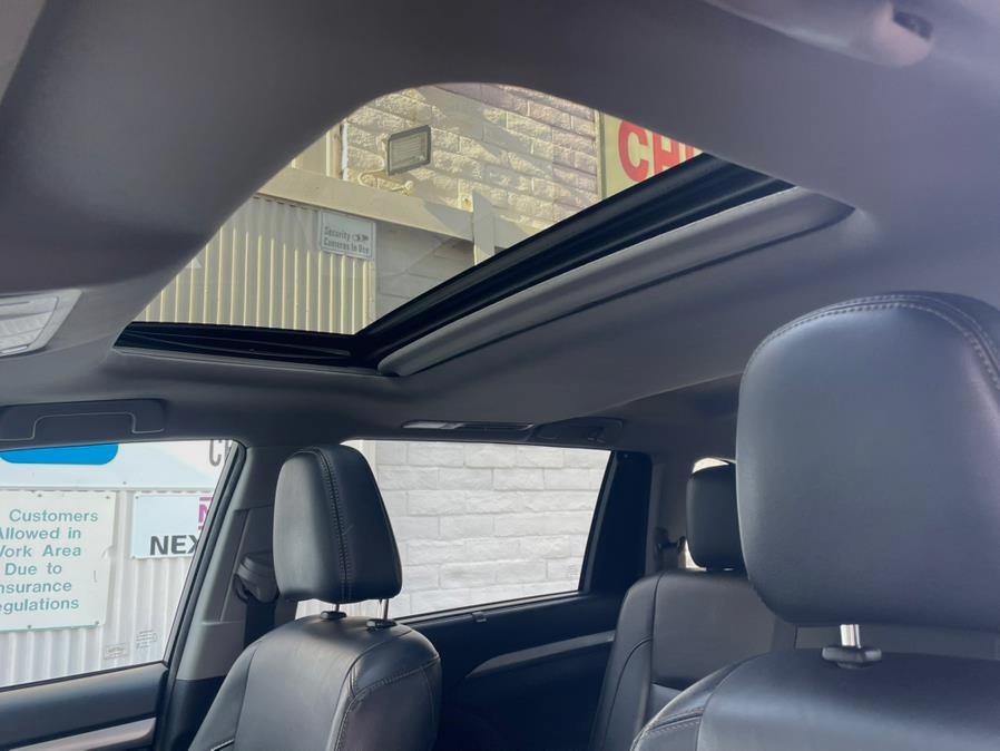 2017 Toyota Highlander XLE V6 FWD (Natl), available for sale in Hawaiian Gardens, California | Luxe Motors. Hawaiian Gardens, California 2017 Toyota Highlander XLE V6 FWD (Natl), available for sale in Hawaiian Gardens, California | Luxe Motors. Hawaiian Gardens, California