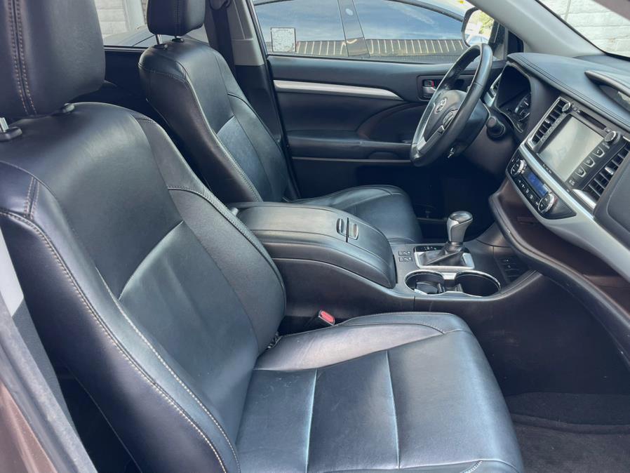2017 Toyota Highlander XLE V6 FWD (Natl), available for sale in Hawaiian Gardens, California | Luxe Motors. Hawaiian Gardens, California 2017 Toyota Highlander XLE V6 FWD (Natl), available for sale in Hawaiian Gardens, California | Luxe Motors. Hawaiian Gardens, California