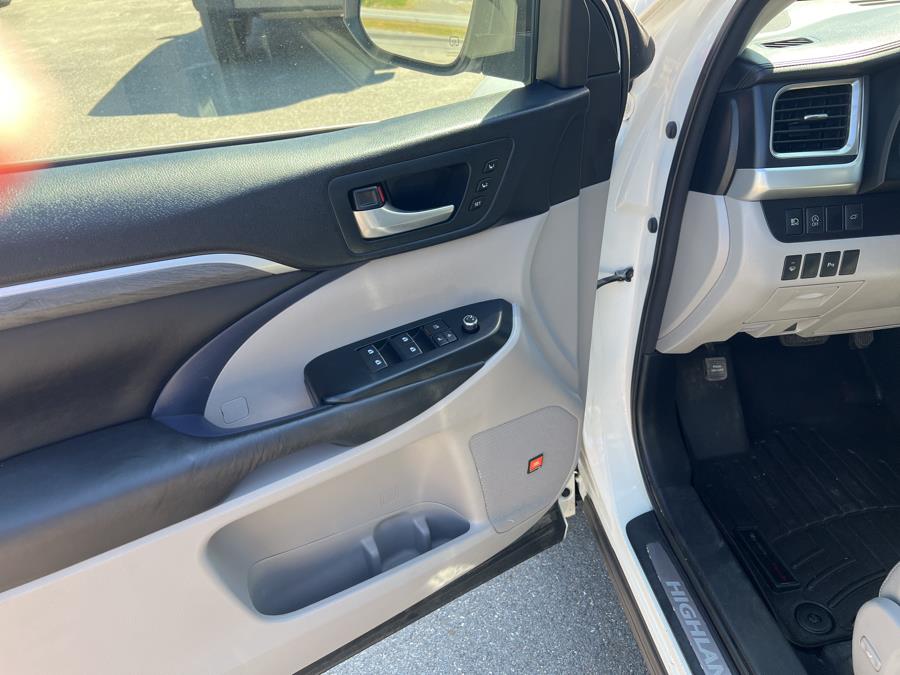 2017 Toyota Highlander Limited V6 AWD (Natl), available for sale in Bangor , Maine | Pray's Auto Sales . Bangor , Maine 2017 Toyota Highlander Limited V6 AWD (Natl), available for sale in Bangor , Maine | Pray's Auto Sales . Bangor , Maine