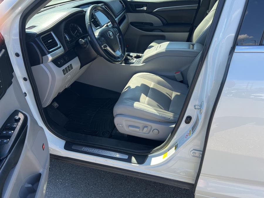 2017 Toyota Highlander Limited V6 AWD (Natl), available for sale in Bangor , Maine | Pray's Auto Sales . Bangor , Maine 2017 Toyota Highlander Limited V6 AWD (Natl), available for sale in Bangor , Maine | Pray's Auto Sales . Bangor , Maine