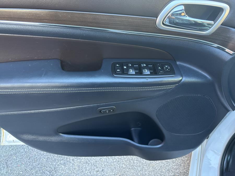 2015 Jeep Grand Cherokee 4WD 4dr Overland, available for sale in Worcester, Massachusetts | Worcester Auto Outlet LLC. Worcester, Massachusetts 2015 Jeep Grand Cherokee 4WD 4dr Overland, available for sale in Worcester, Massachusetts | Worcester Auto Outlet LLC. Worcester, Massachusetts