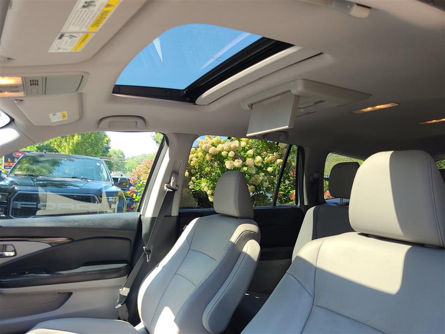 2017 Honda Pilot Touring AWD, available for sale in Canton, Connecticut | Lava Motors. Canton, Connecticut 2017 Honda Pilot Touring AWD, available for sale in Canton, Connecticut | Lava Motors. Canton, Connecticut