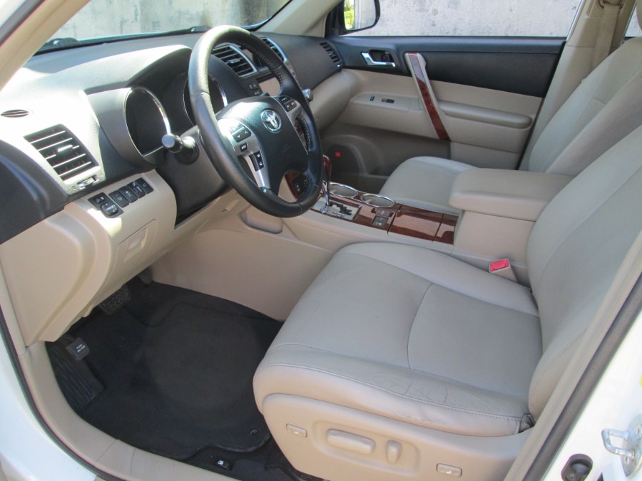 2011 Toyota Highlander 4WD 4dr V6 Limited (Natl), available for sale in Levittown, Pennsylvania | Levittown Auto. Levittown, Pennsylvania 2011 Toyota Highlander 4WD 4dr V6 Limited (Natl), available for sale in Levittown, Pennsylvania | Levittown Auto. Levittown, Pennsylvania