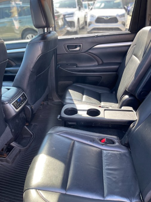 2019 Toyota Highlander XLE V6 AWD (Natl), available for sale in BROOKLYN, New York | Deals on Wheels International Auto. BROOKLYN, New York 2019 Toyota Highlander XLE V6 AWD (Natl), available for sale in BROOKLYN, New York | Deals on Wheels International Auto. BROOKLYN, New York