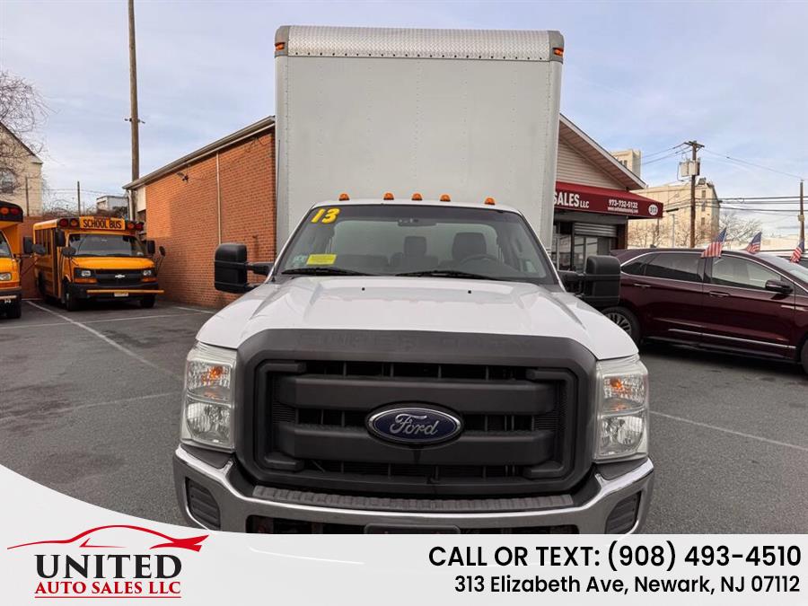 2013 Ford F-350 Super Duty Chassis Cab XL